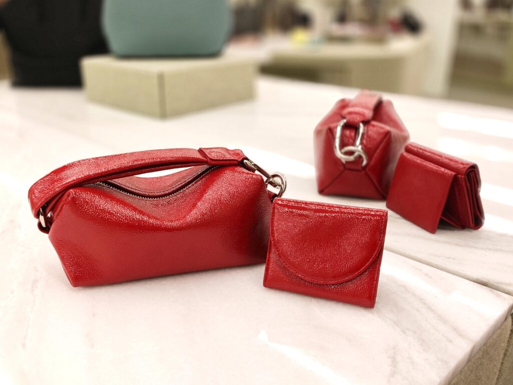 レッド　エナメル　三つ折り財布　クラッチバッグ　日本製　グランフロント大阪
