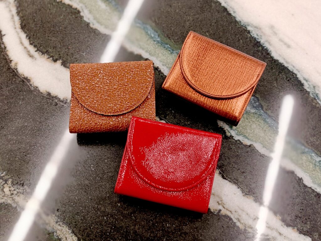 トレンドカラー　レッド　ブラウン　ブロンズ　三つ折り財布　日本製