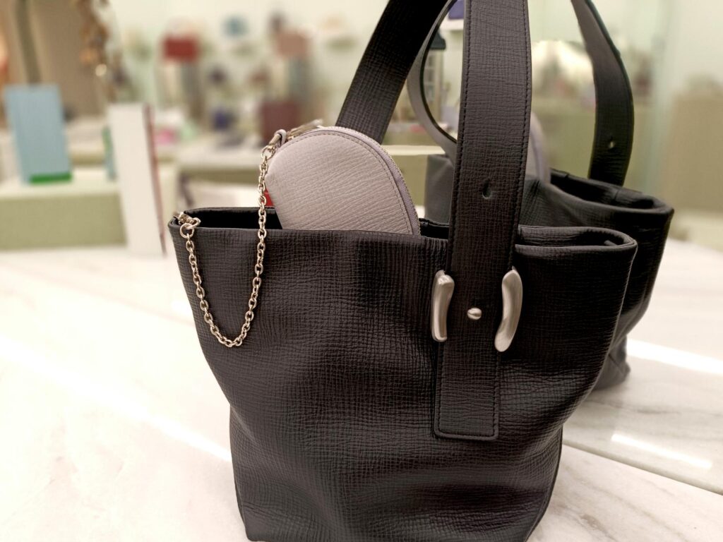 梅田 グランフロント ギフト プレゼント クリスマス 革小物 日本製 レザーグッズ キーケース キーポーチ 撥水 チェーンストラップ