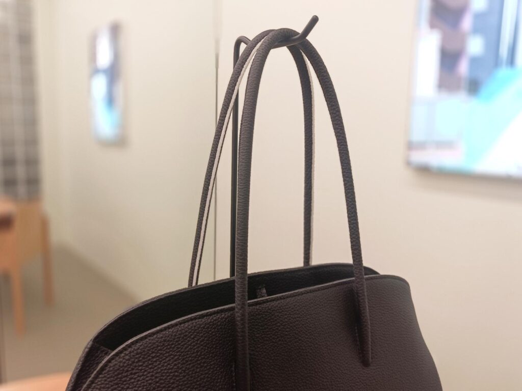 日本製バッグ　グランフロント大阪　シュリンクレザー　本革バッグ　横長バッグ