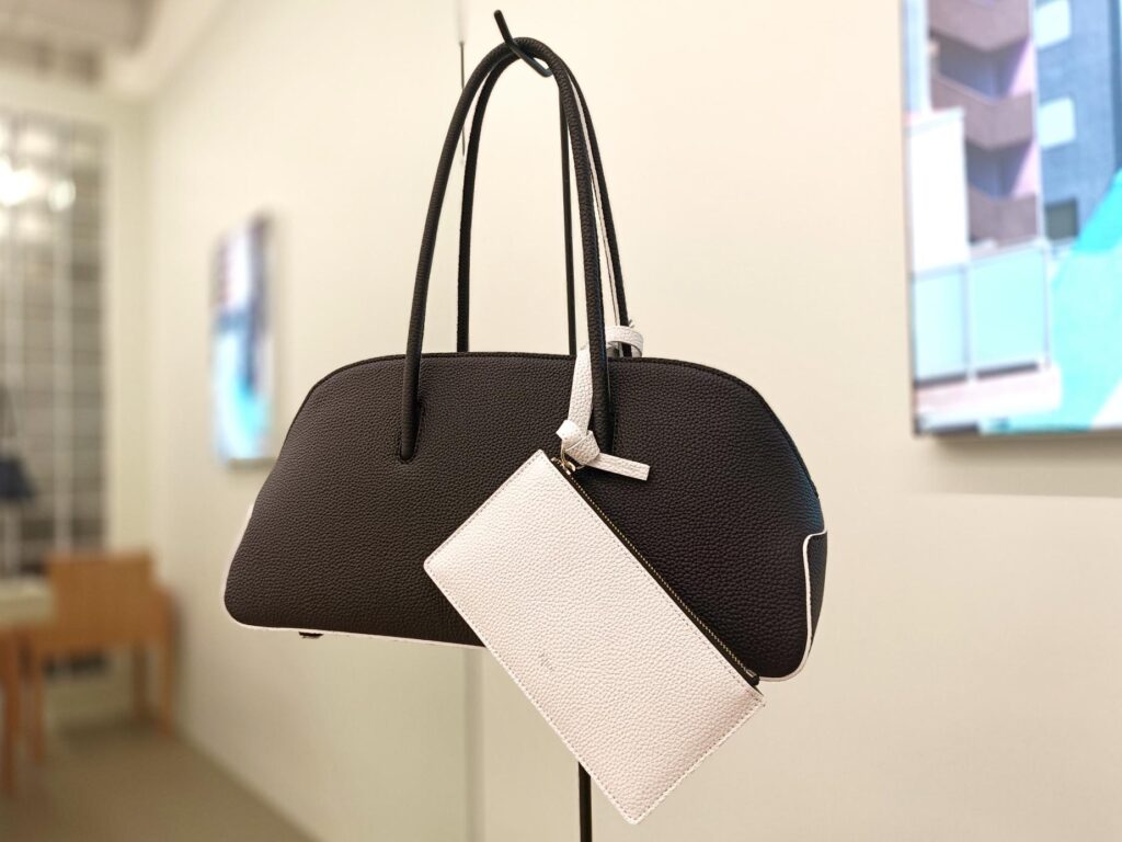 日本製バッグ　グランフロント大阪　シュリンクレザー　本革バッグ　横長バッグ
