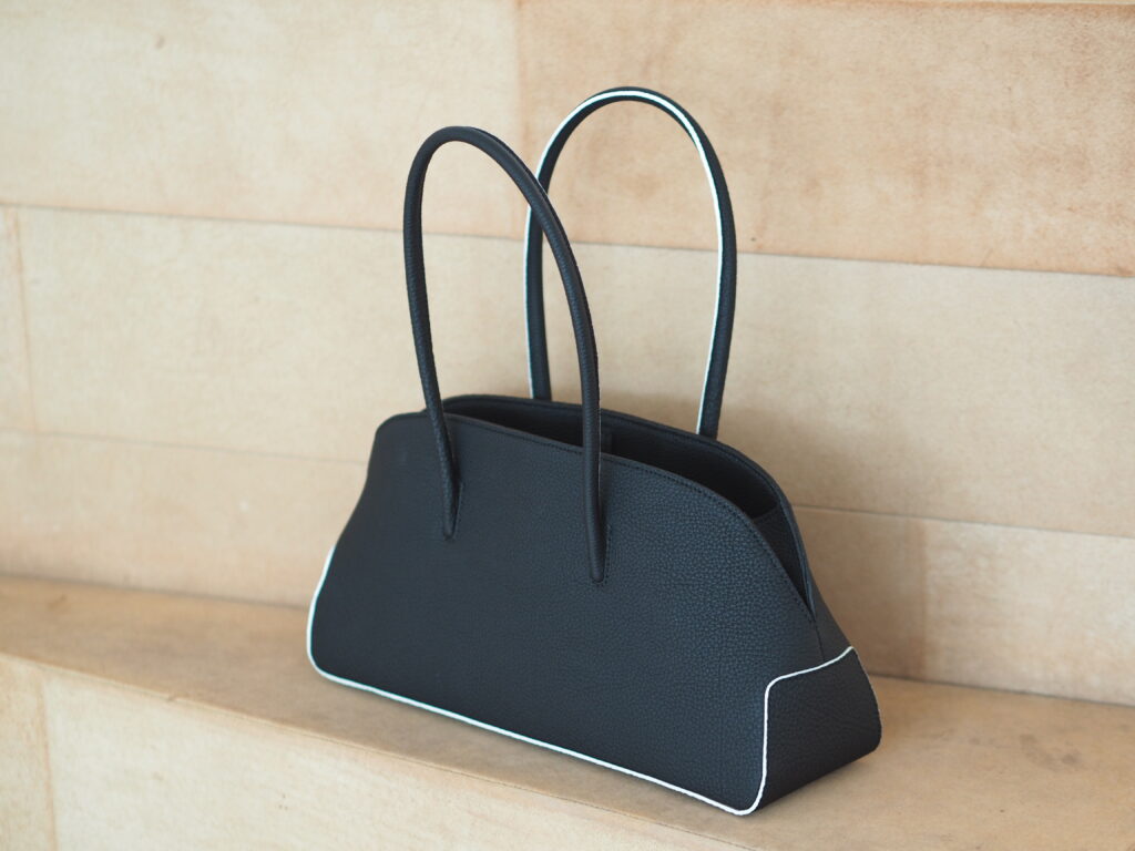 日本製バッグ　グランフロント大阪　シュリンクレザー　本革バッグ　横長バッグ