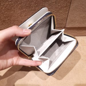 Epoiエポイ　シキ レディース二つ折り財布の小銭収納ポケットの写真