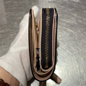 Epoiエポイ シキのレディース ラウンドファスナー二つ折り財布のサイド部分